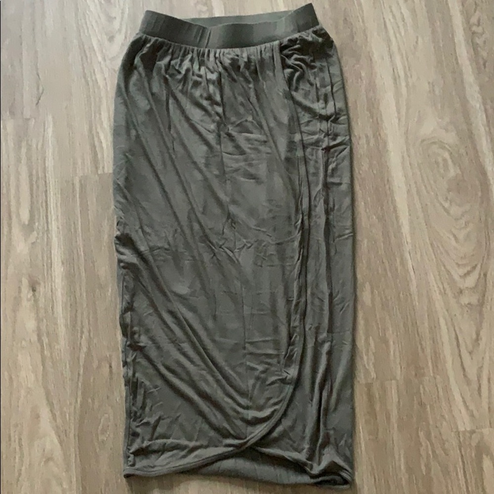 Olive green tulip skirt. Midi length. Size small